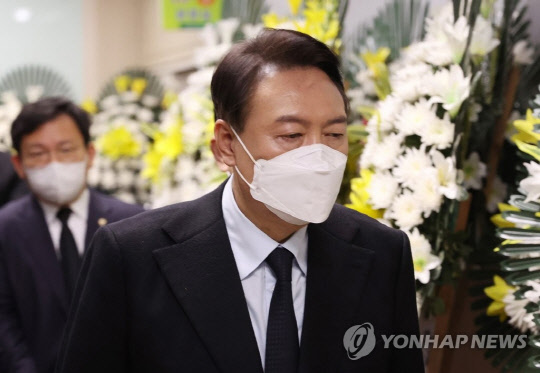 윤석열 대통령 당선인이 지난 2월12일 전남 여수시 제일병원 장례식장에 마련된 여천 NCC 3공장 폭발사고 희생자 빈소를 찾아 조문하고 있다. 연합뉴스